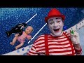 Vidéos pour enfants. Poupon baby born et poupée Barbie à la piscine.
