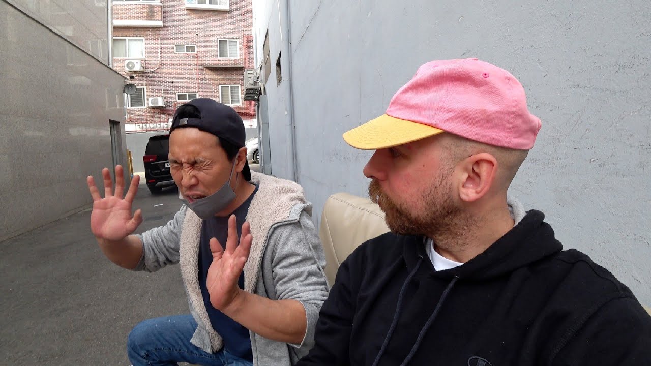 Monday, Beers, Chinese Lad, Alleyway, Disused Sofa, Great. 🇰🇷