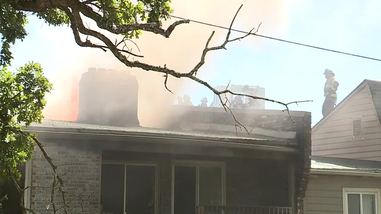 Kansas City, Missouri, firefighters battle apartment fire - YouTube