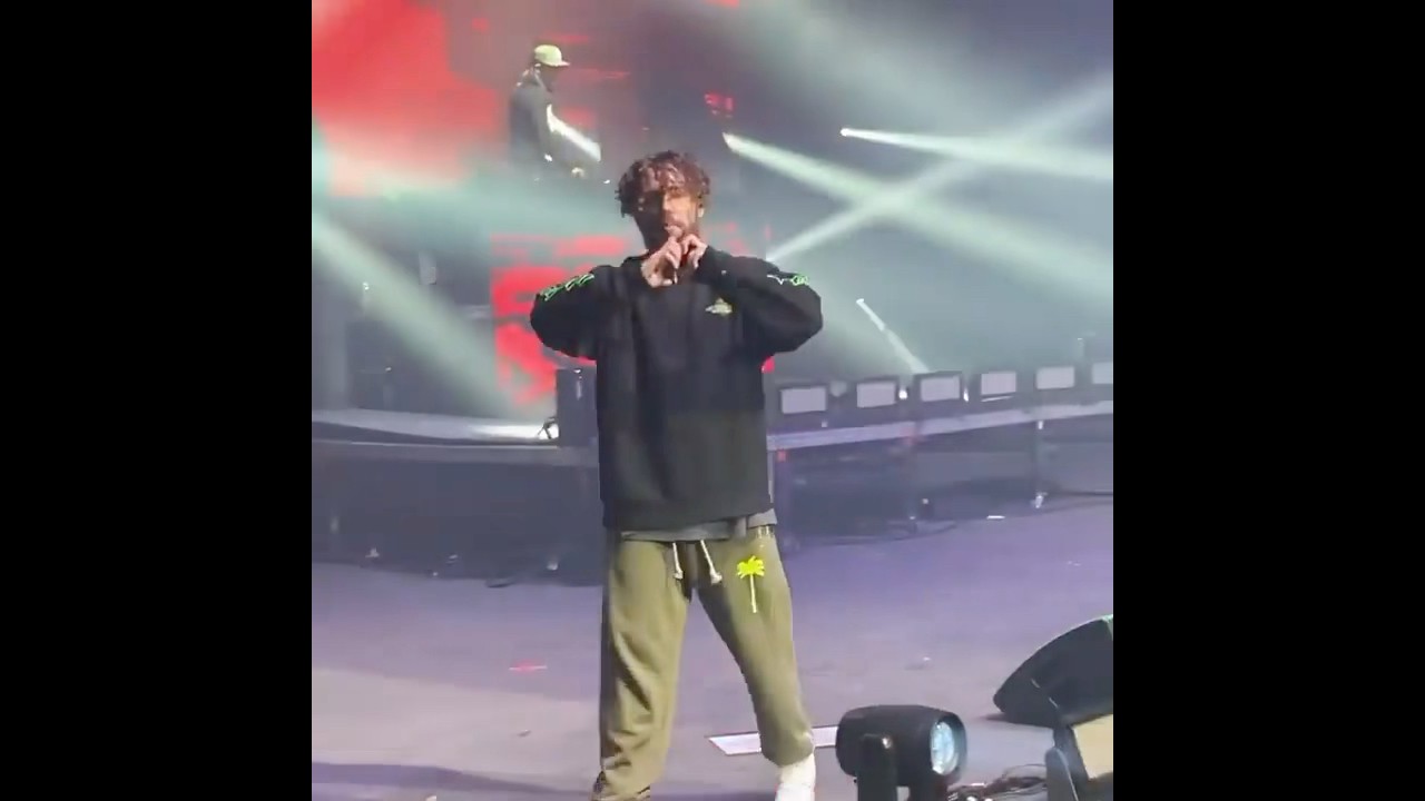 Scrim making a heart with hands for fans. Grey day 2021