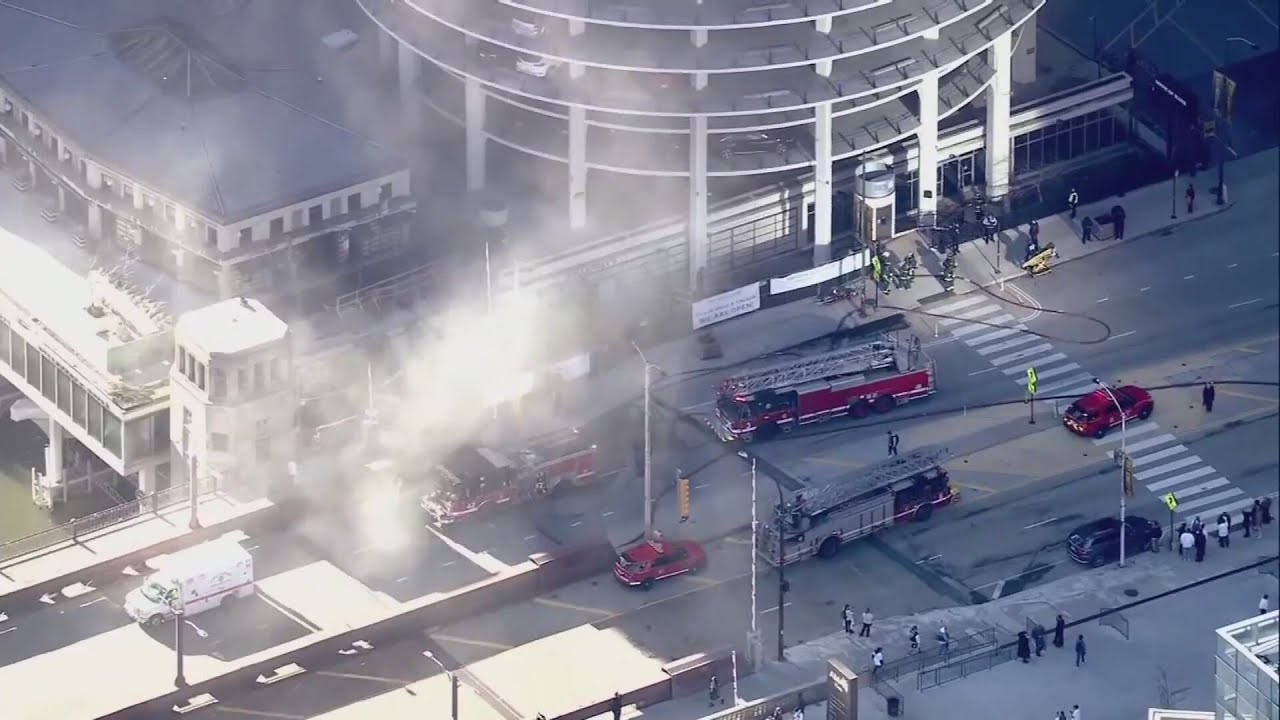 Crews battle fire at Smith and Wollensky in River North - YouTube