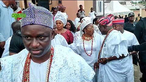 SEE HOW OONI OF IFE KINGMAKERS EMBRACED IYALAJE OODUA PRINCESS TOYIN KOLADE AT BILLIONAIRE WEDDING