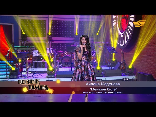 Махачкаланың медынан сексуалды студент би билейді.