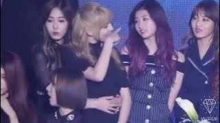 여자친구 Gfriend SinRin Moments at Gaon Awards #2 | jealous sinb?