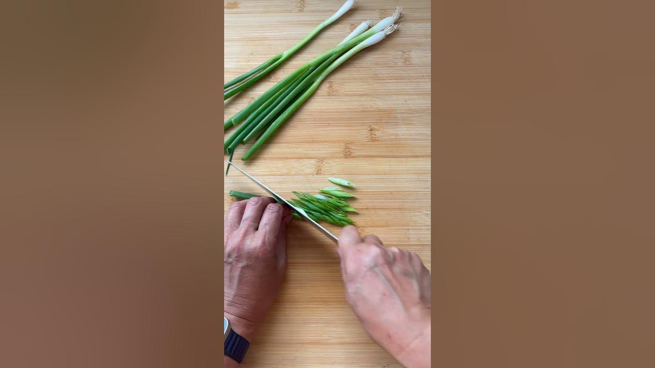 How to Cut Green Onions (5 Easy Steps!) - Evolving Table