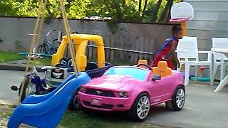 Nene y nena y la hermana Jugando en el jardin