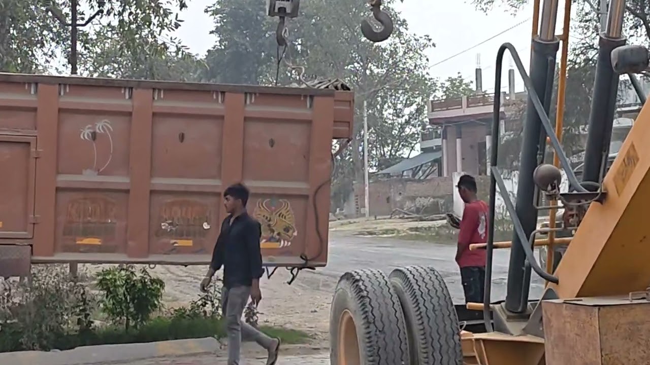 Dlt trailor ko bahar nikalne m lagi 2 kren machine 