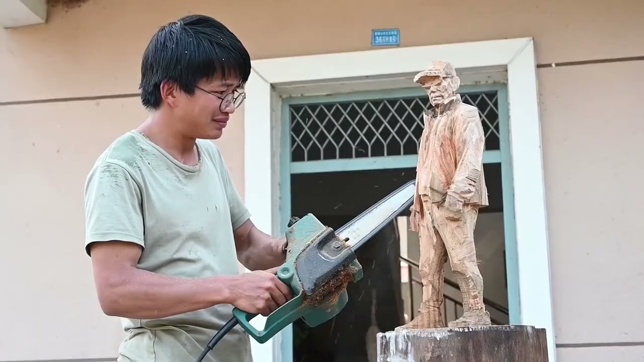 木雕速写《纽约客David Liu》 他叫David Liu，美籍华人，在纽约生活了大半辈子，有70岁了。他在网上刷到我做的木雕，就联系到我说能否给他定制一个，我说可以，但是人要到……