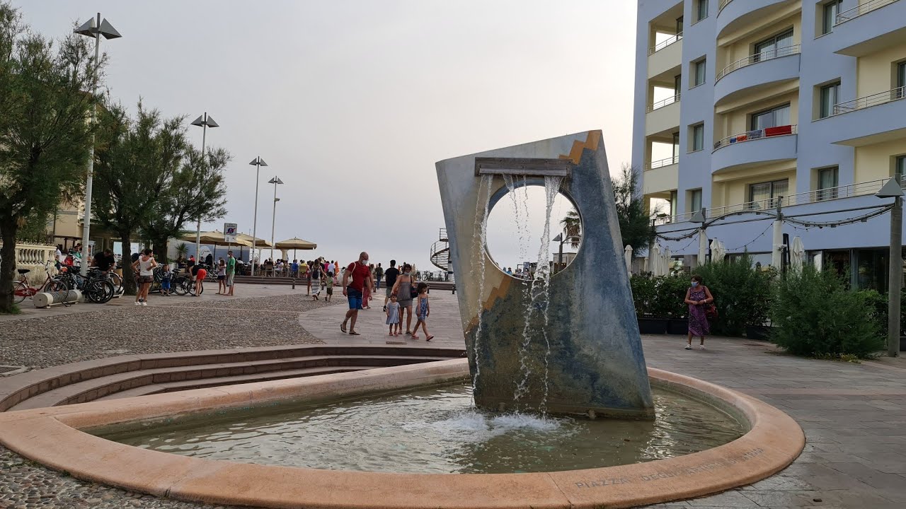 Прогулка по набережной в городе Cecina в Италии 2021