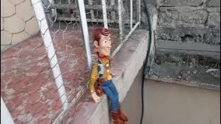 Woody se cae de las escaleras