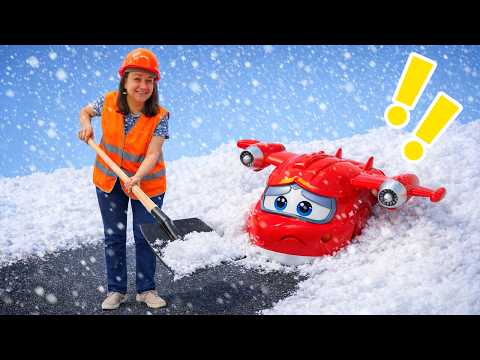 L'aeroporto dei giocattoli è sotto la neve. Master TocToc e gli aerei giocattolo