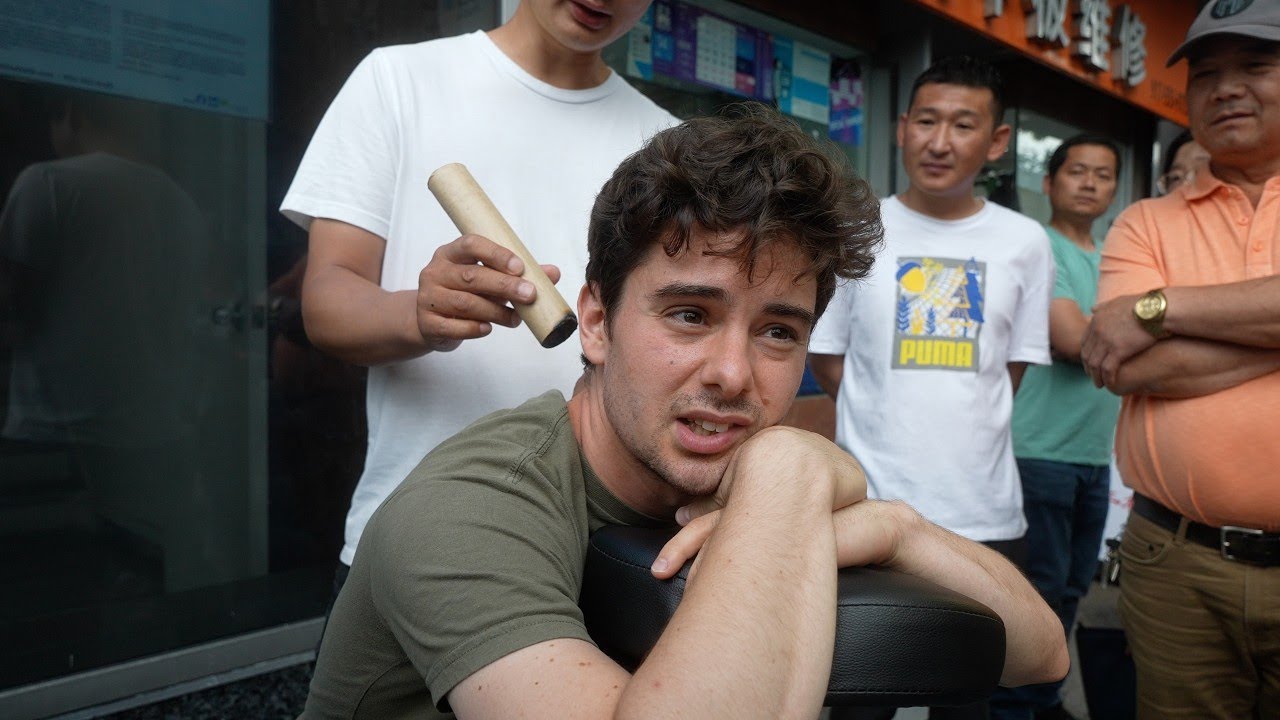 Un médico chino descalzo ahuma mi cuello en plena calle con una antorcha