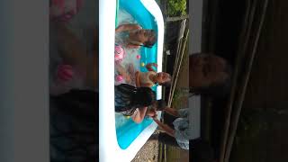 Mandi air pakai bola. Mandi bola dengan kakak Kinan ..... Permainan anak-anak...