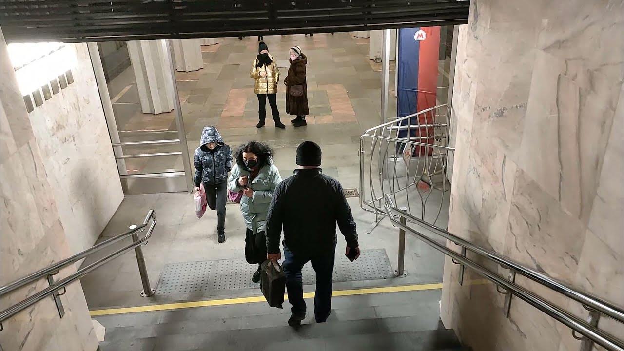 переход с каховской на севастопольскую. метро каховская севастопольская. план станции метро каховская. севастопольская станция метро москва. люди в метро.