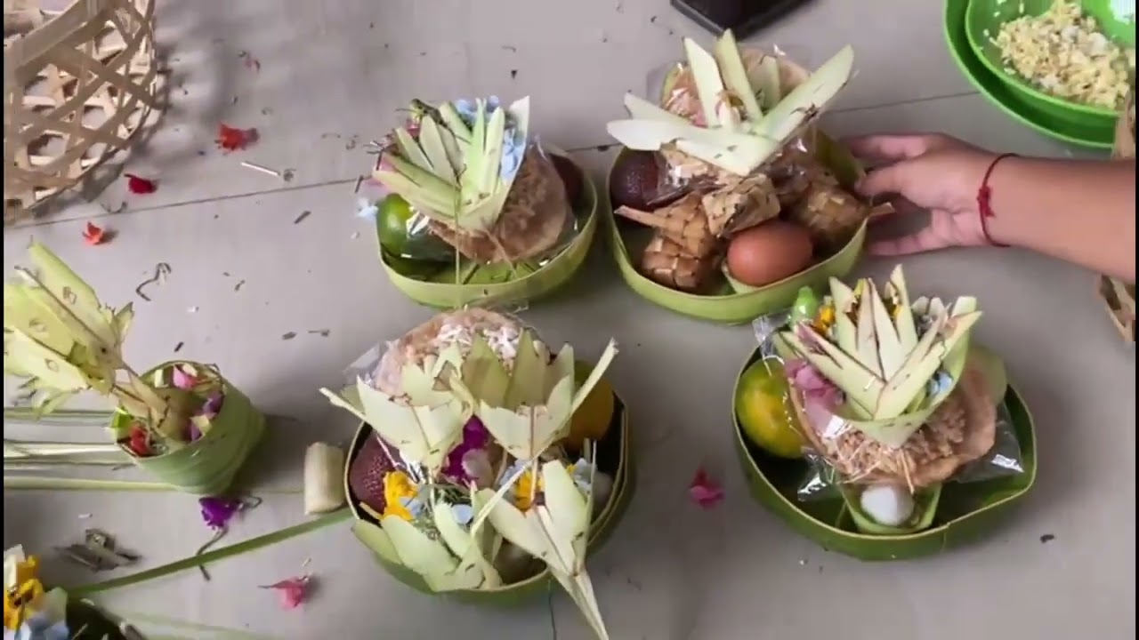 Pembuatan Banten peras pejati