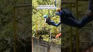 Disfrutando del canopy, deporte extremo.