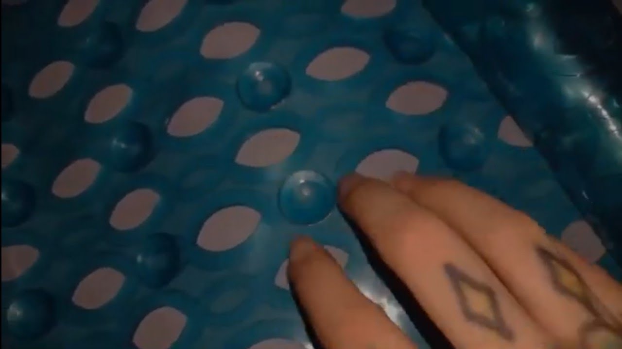 ASMR on bath mat 💙