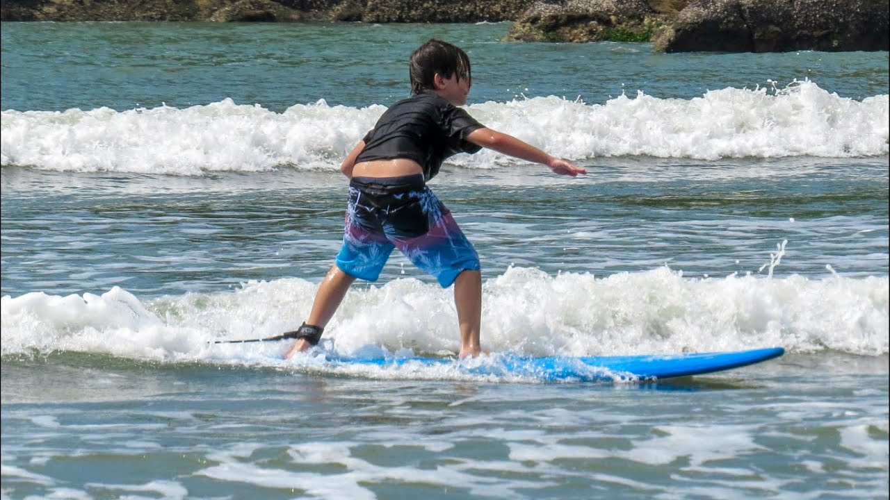 Aprendendo a surfar na Escolinha Pública de Surf de São Vicente 2021