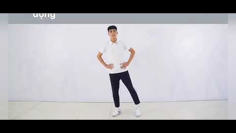 Bài thể dục khối 2 sách kết nối tri thức với cuộc sống, động tác vươn thở và tay.