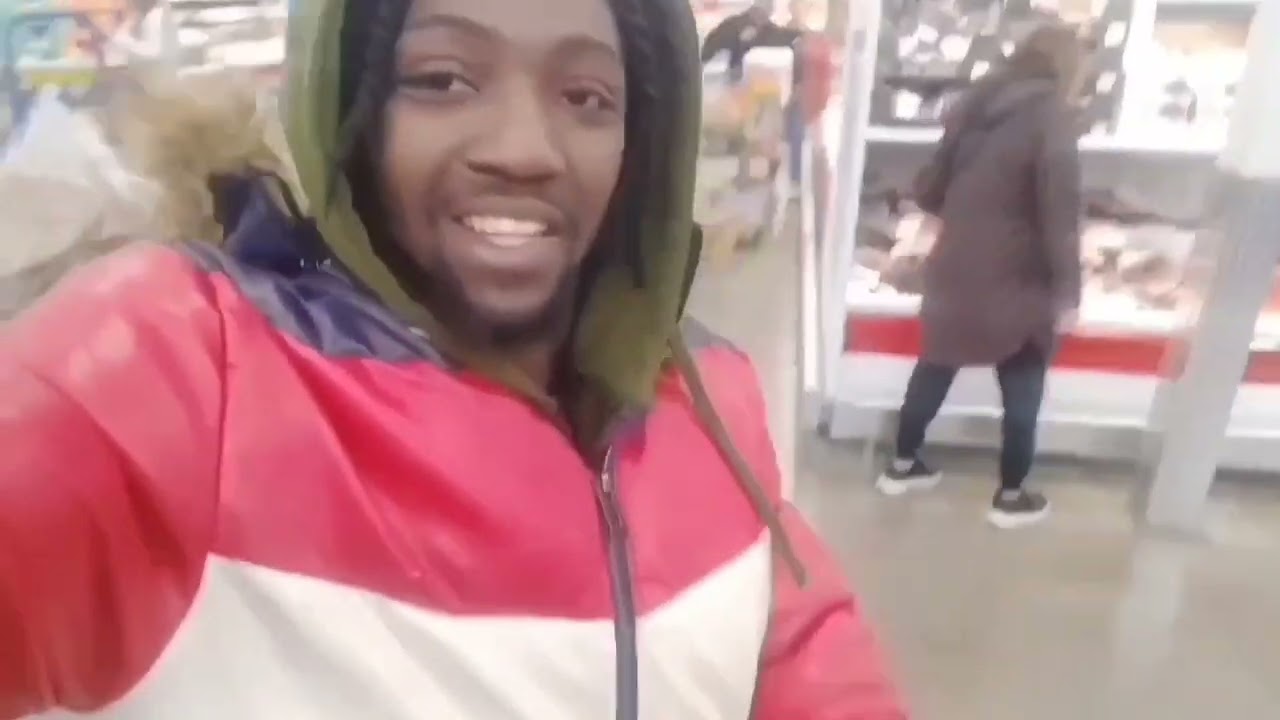 We went to Sam's club and we was shopping🛒 day 1