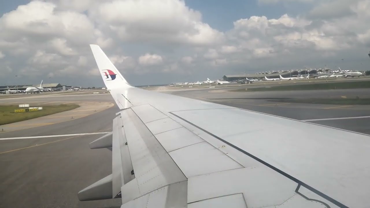 Malaysia Airlines B737 - 800NG Taxi/takeoff from Kuala Lumpur International Airport