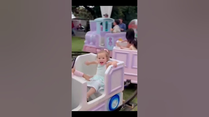 Kamari focuses on watching her sister eat cotton candy 🤣 #jennifercoppen #kamari