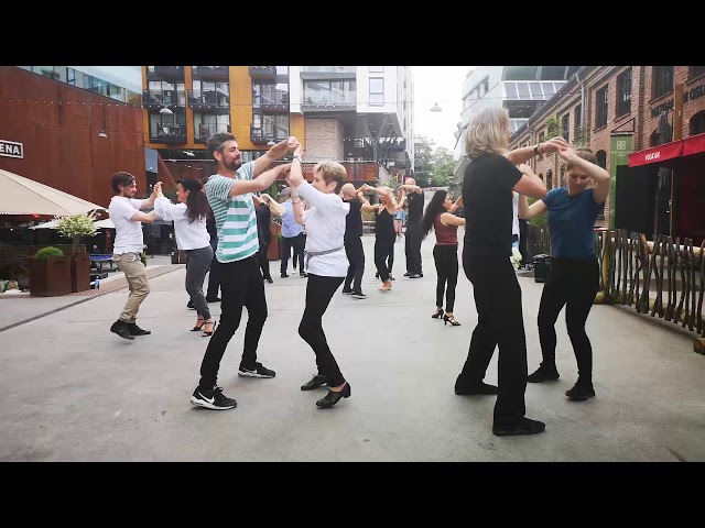 Ewa Trela Dans dominican bachata group classes at Vulkan, Oslo :)
School: Ewa Trela Dans, Oslo (www.ewatreladans.no)
Vid