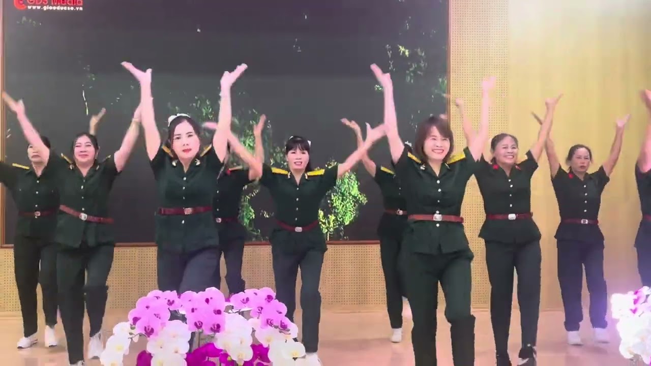 Chào em cô gái lam hồng. Dân vũ xóm Đồng Neo thôn Cập Thượng TP Hải Phòng