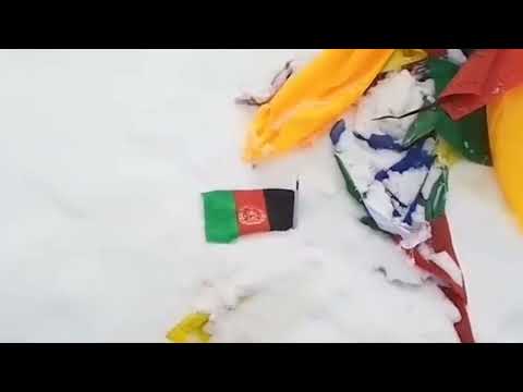 ایمان احمدپور کوهنورد ایرانی پس از صعود به قله کی۲ پرچم افغانستان را به اهتزاز درآورد