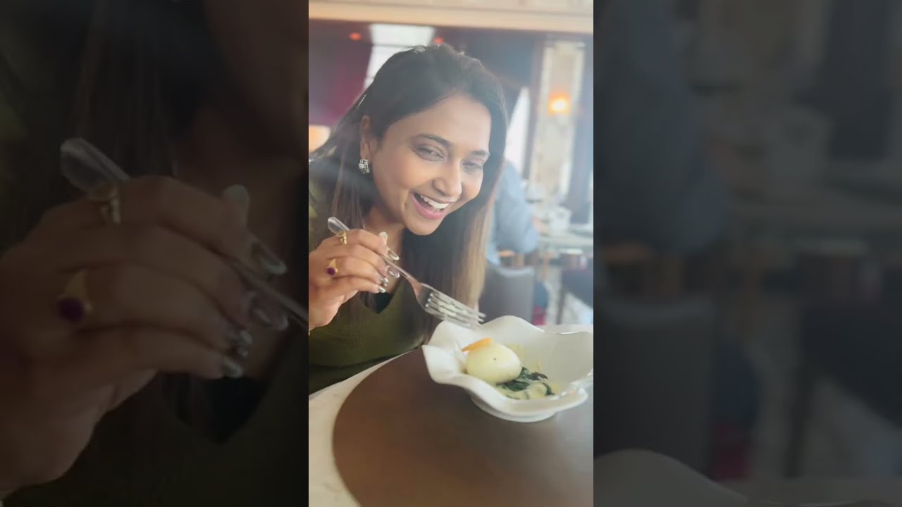 Burj khalifaमधील22nd floor restaurant मधील जेवण आणि #dtjyotisawant #खरंच #burjkhalifa #atmosphere