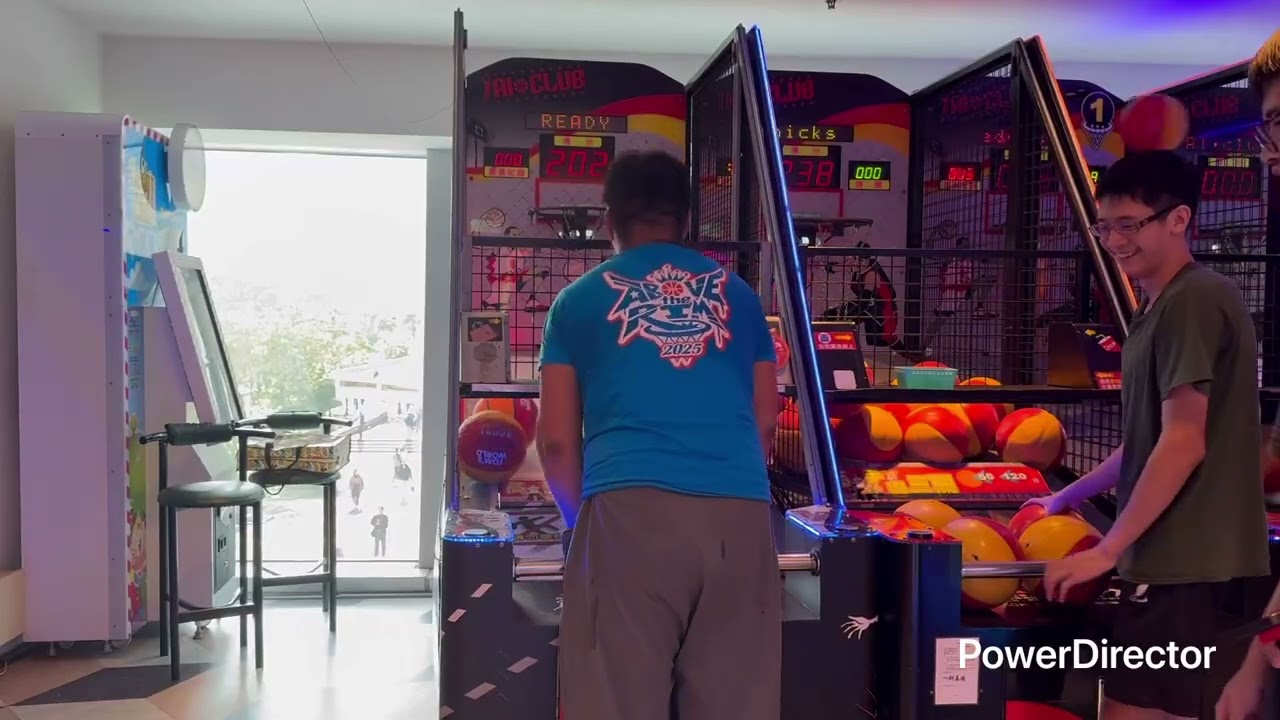 在彩虹市集玩AI投籃機能不能過個人紀錄￼呢？