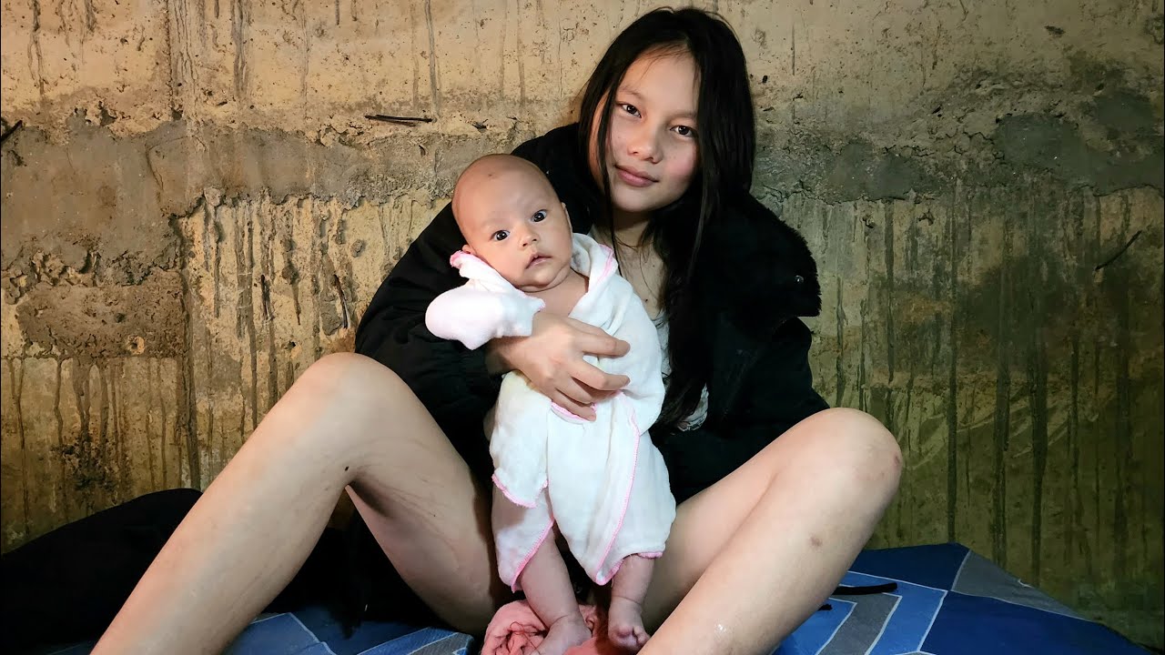 Homeless single mother successfully welcomed her child into the world - Girl Surival Build