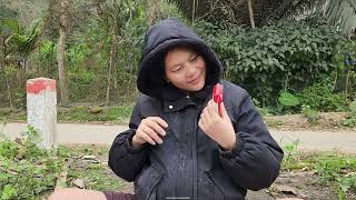 Homeless single mother successfully welcomed her child into the world - Girl Surival Build