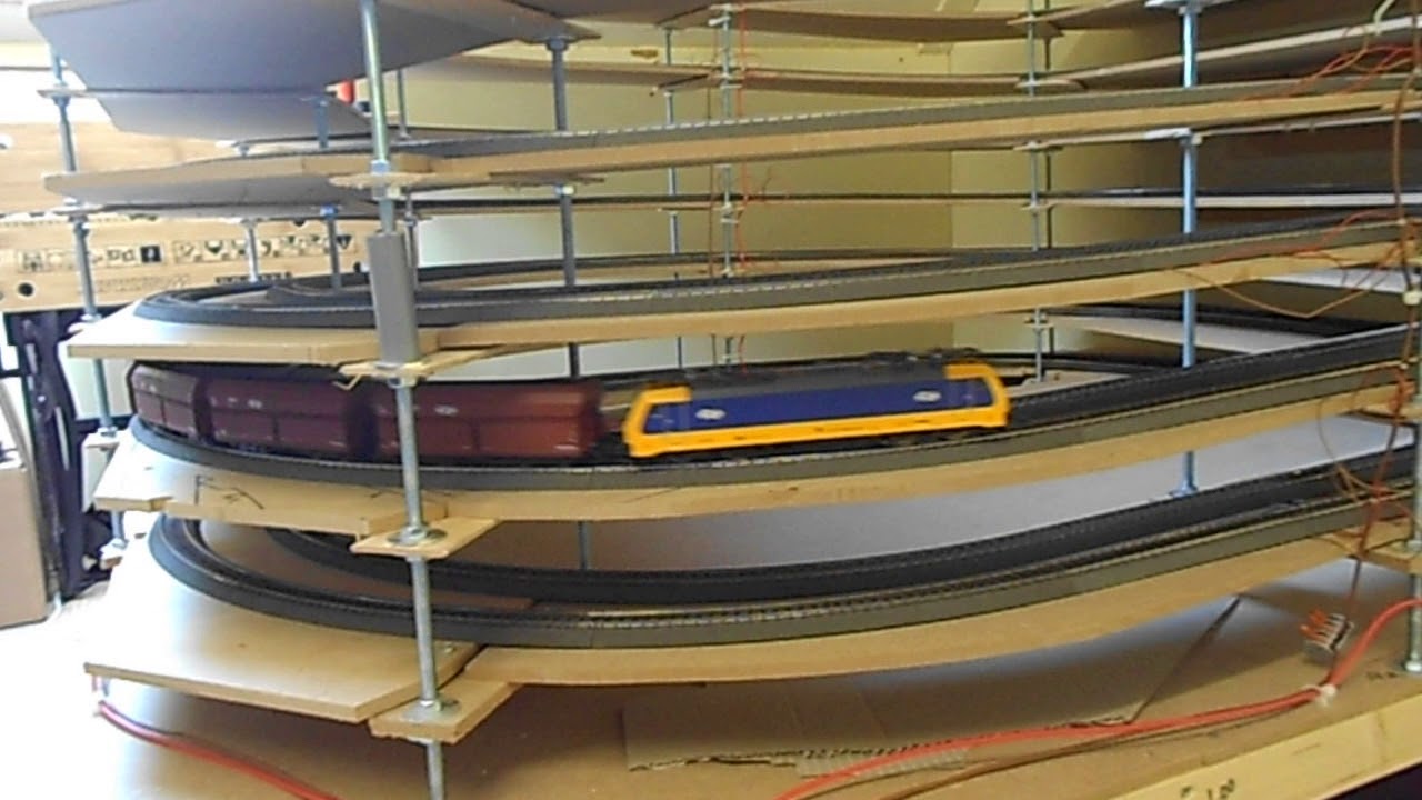 NS traxx loc en zelflossers in het spiraal