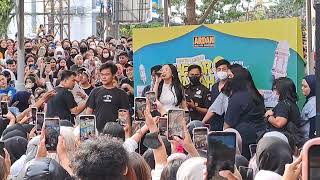 Download Lagu PENONTON NANGIS!! LYODRA AJAK KE ATAS PANGGUNG NYANYI BARENG \u0026 GENGGAM TANGANNYA - PESAN TERAKHIR MP3 Download Lagu PENONTON NANGIS!! LYODRA AJAK KE ATAS PANGGUNG NYANYI BARENG \u0026 GENGGAM TANGANNYA - PESAN TERAKHIR MP3