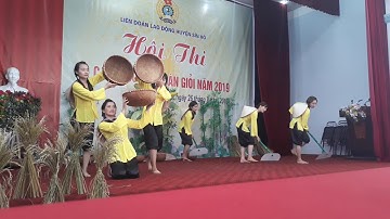 Tốp nữ múa bài hạt thóc vàng.