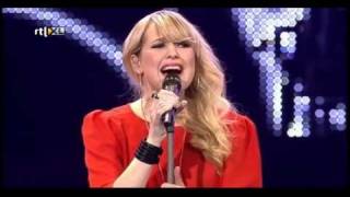 Video thumbnail of "Leonie Meijer zingt Just Hold Me"
