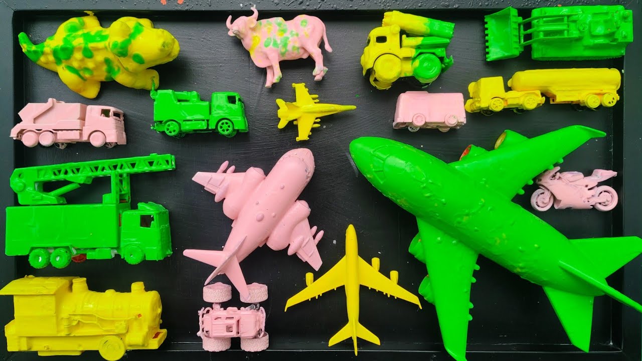 Membersihkan mobil mobilan, truk loader, mobil damkar, mobil pickup, pesawat terbang, jet tempur