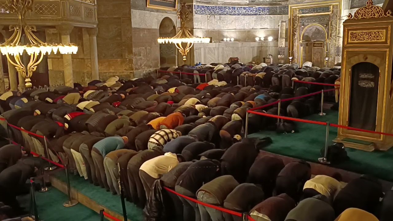 Ayasofya i Kebîr Camiinde Sabah Namazi Mehmet Emin Ay Hocaefendi.