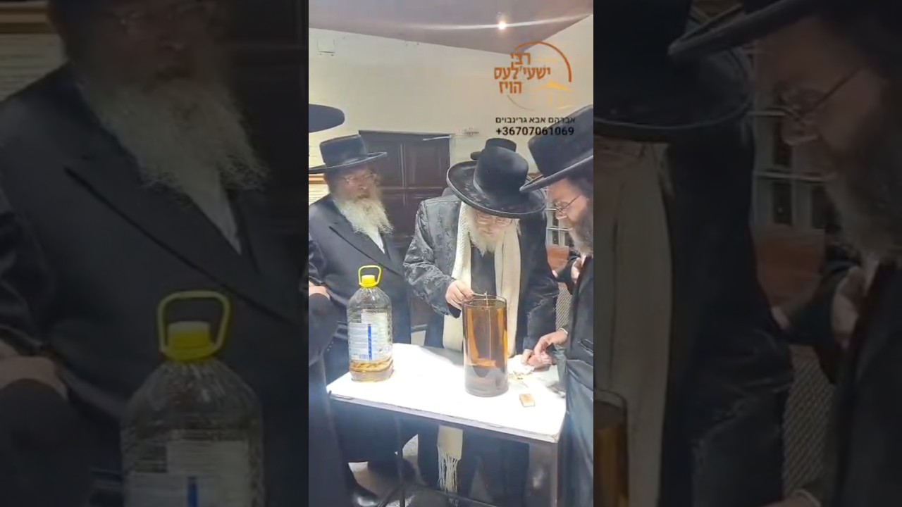האדמו״ר מתולדות אהרון בהדלקת נר התמיד בציון רבי שיעלה בן ר׳ משה זי״ע