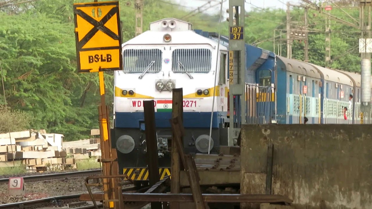 Hyderabad Express crosses Udyan Express at Hadapsar YouTube