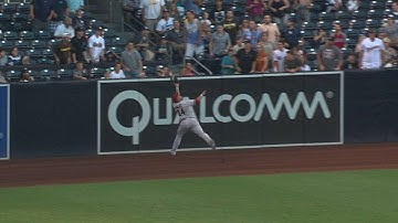 ARI@SD: Tomas makes nice running catch at the wall