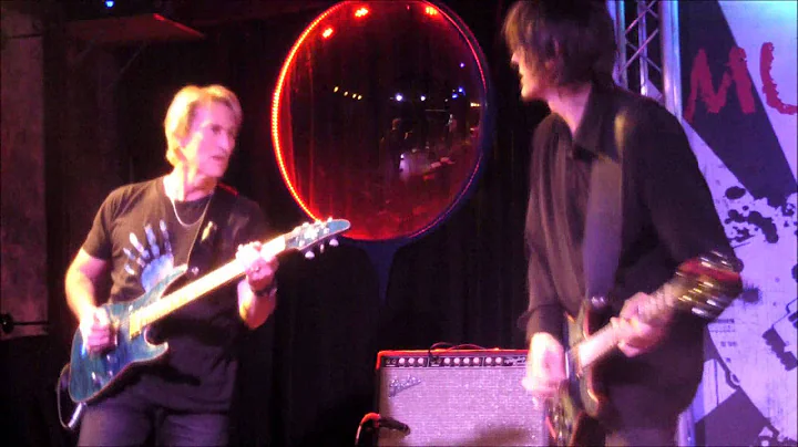 Lee Bradshaw live at Melbourne's Musicland in Fawk...