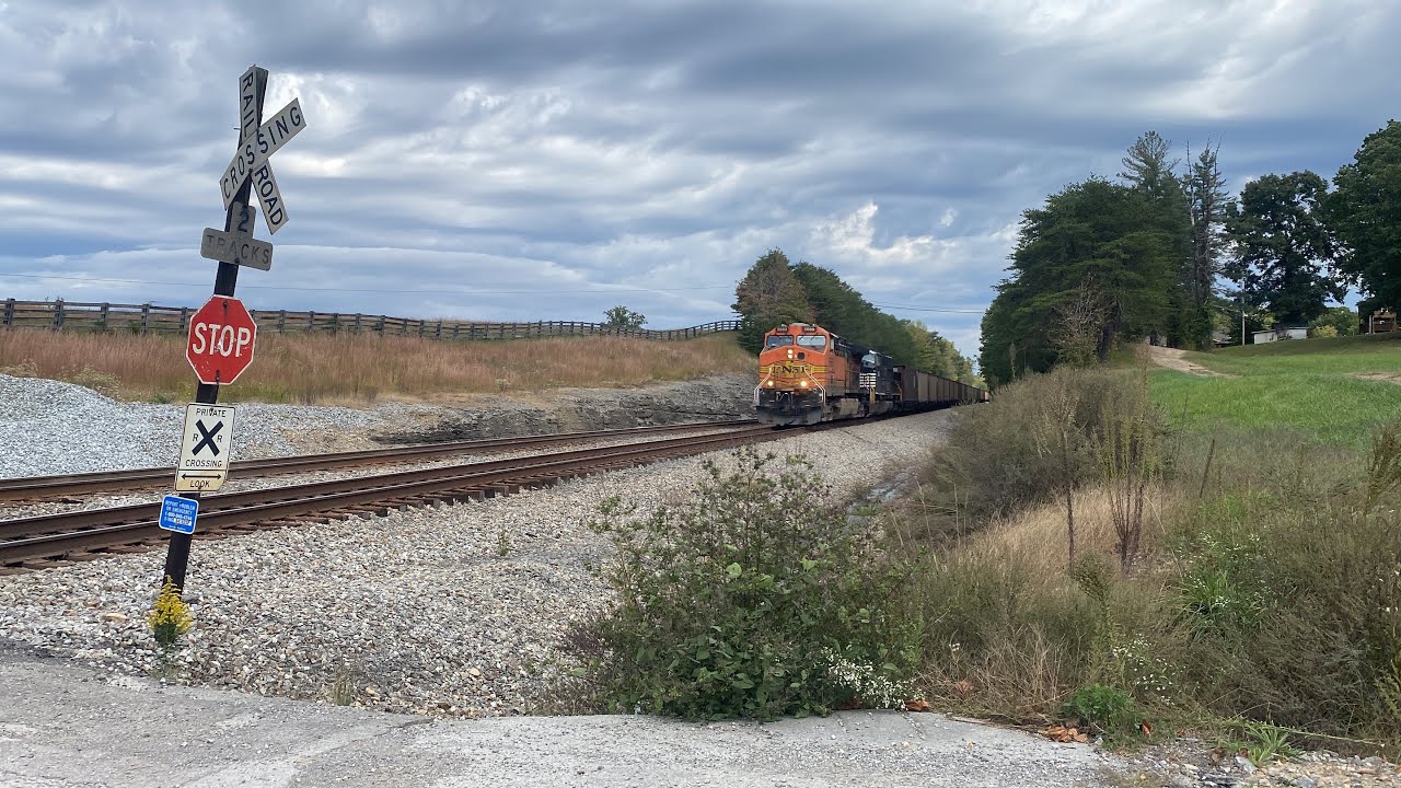 BNSF AC44 leads NS 890 with low ditchlight UP rebuild rear DPU - YouTube