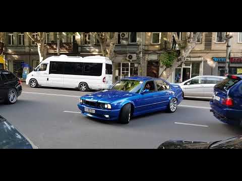 BMW E34 540 4.6is blue