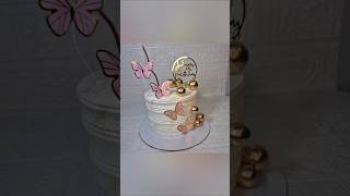 Side-wall pattern on cake.just take a scraper and slowly rotate the turntable. It's that simple! ✨🎂