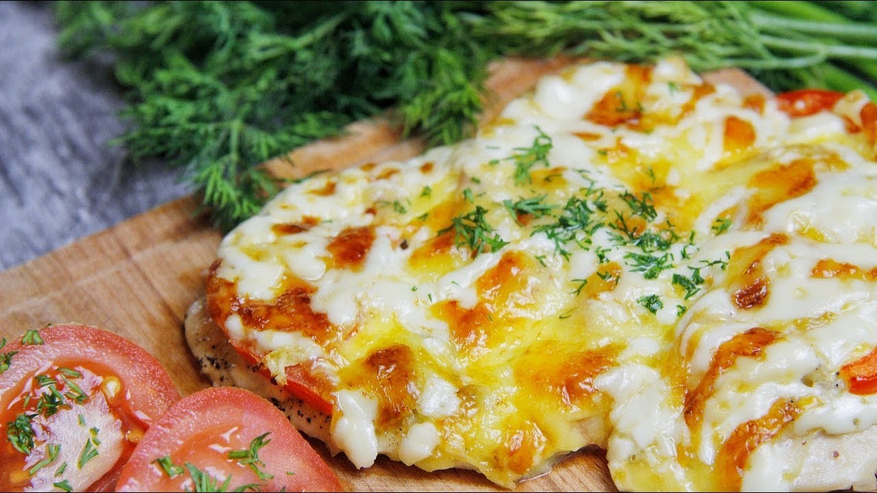 Отбивные с курицей помидорами и сыром. Куриные отбивные с грибами и помидорами под сыром в духовке. Куриная грудка под сыром в духовке. Куриное филе под сыром с помидорами в духовке. Куриная отбивная с помидором и сыром в духовке.