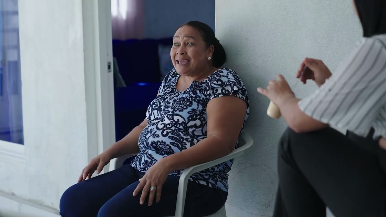 Su hermana lleva sus amigas a comer en su casa