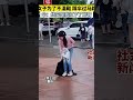 女子解鎖了 雨傘的新功能 雨傘 女子解鎖了 雨傘的新功能 雨傘