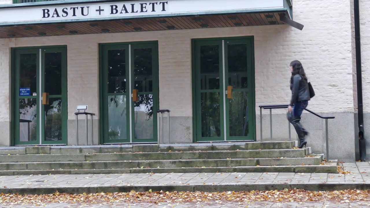 Jenny Crossdresser - In black leather kneehigh boots, blue jeans and black leatherjacket